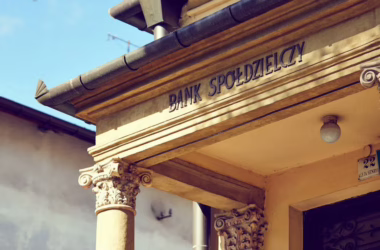 Banks Deploy 1,302 AI Use Cases as Fintech Investment Surges 20% - featured image